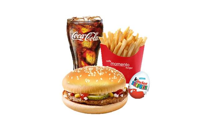 Детский обед с гамбургером и колой